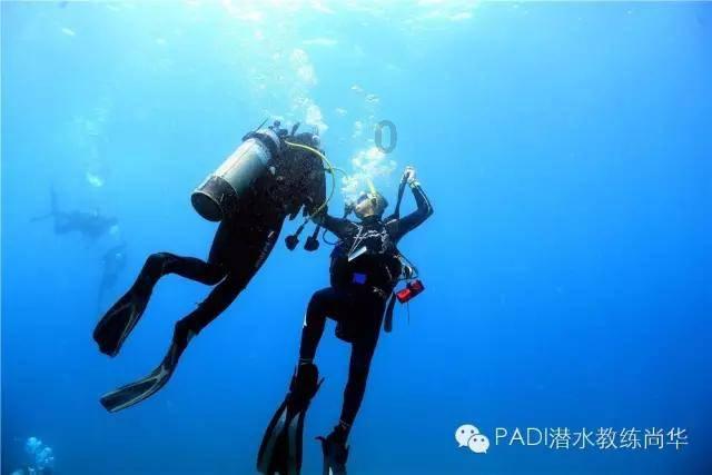 奢侈品牌联名极光蓝,大牌年轻化为何纷纷选择得物?